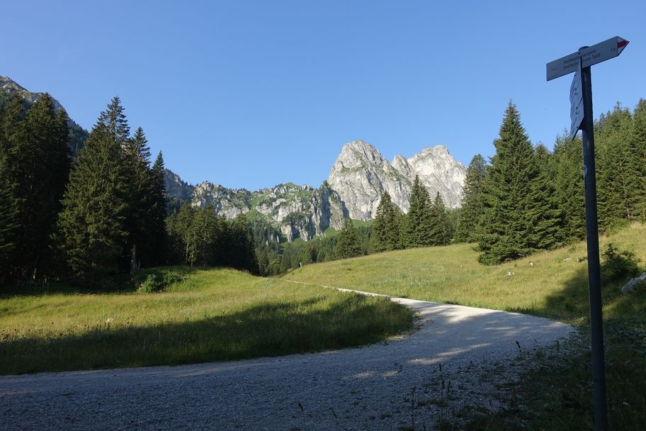 Wanderweg mit Blick auf den Aggenstein