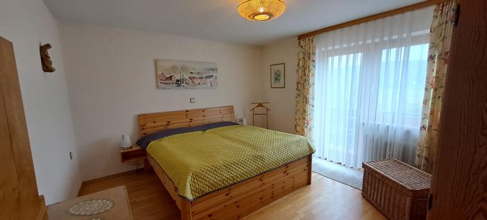 Schlafzimmer mit Doppelbett