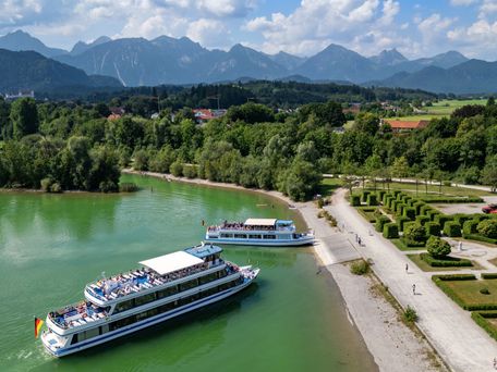 Zwei Schiffe am Ufer des Forggensees