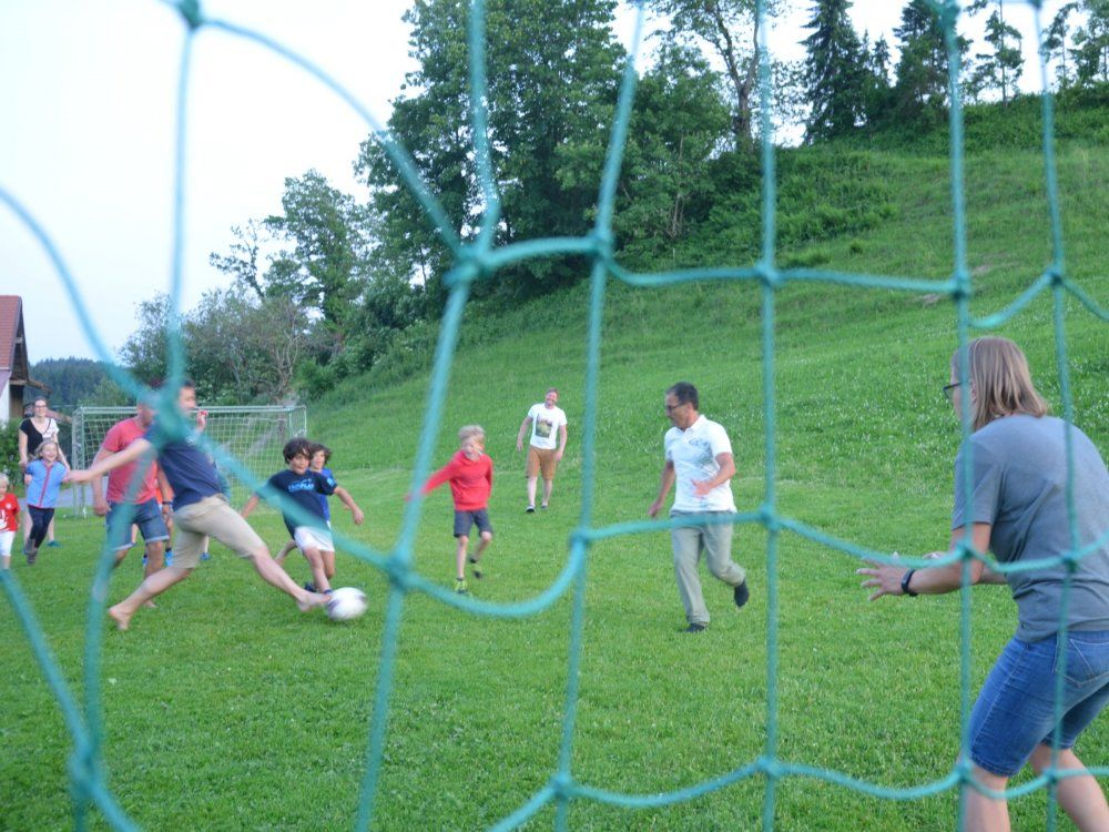 Fußballspielen zusammen
