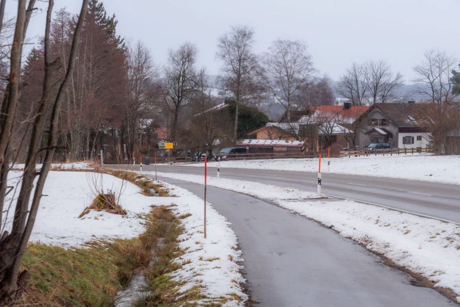 Auf einem geteertem Fuß- und Radwegen neben der Haupstraße führt der Rundweg zurück zum Ausgangspunkt nach Eisenberg.