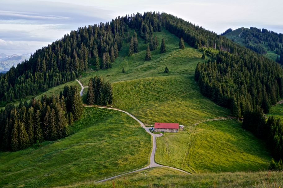 Blick auf Fahnengehren Alpe und Hörnerpanoramaweg Richtung Bolsterlang