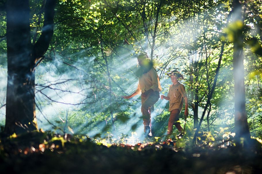 Auf_dem_Weg_durch_den_Wald_Glueckszauber-Pfad