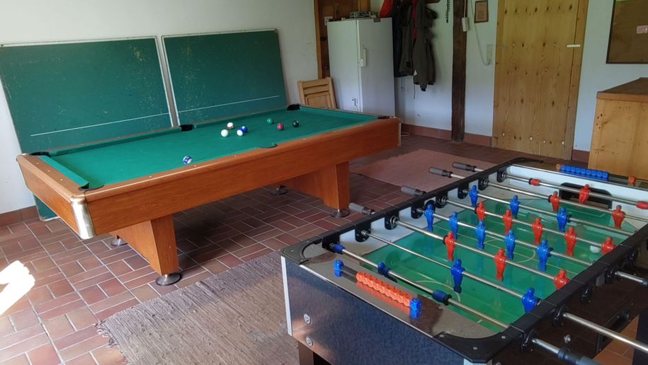 Hobbyraum mit Kicker Billard und Tischtennisplatte