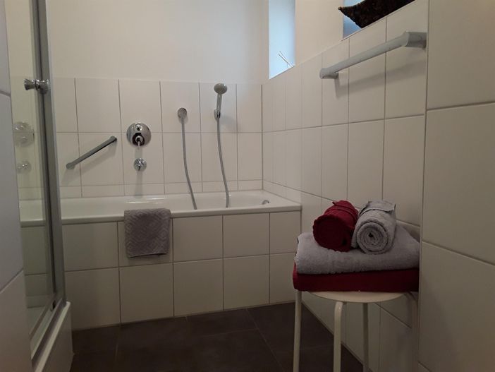 Badezimmer mit Dusche und Wanne