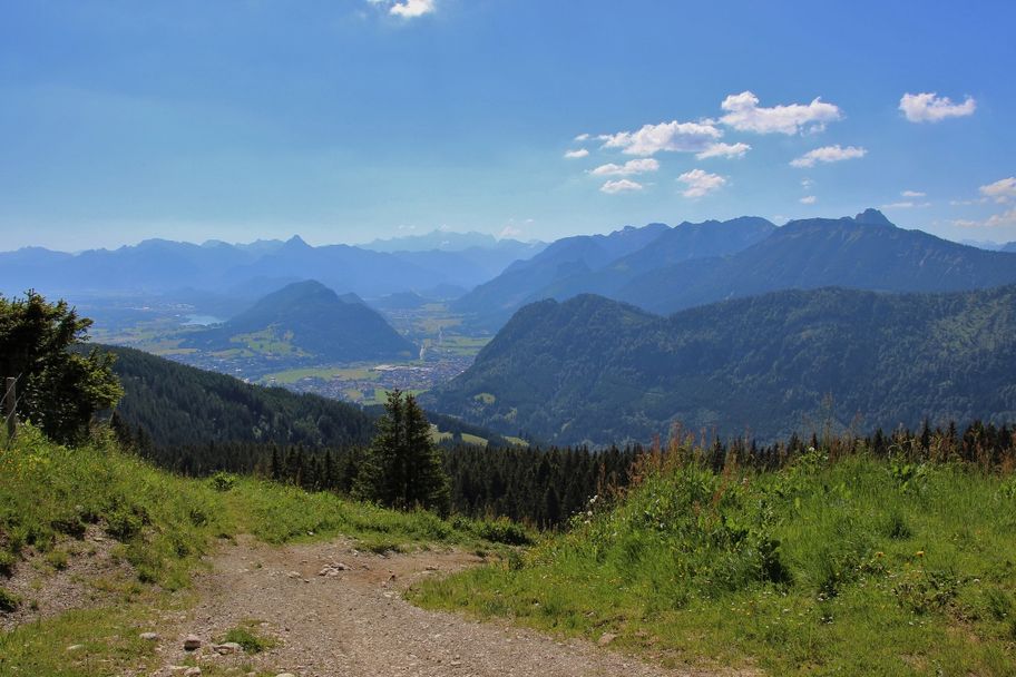 Blick vom Edelsberg auf das Pfrontener Tal