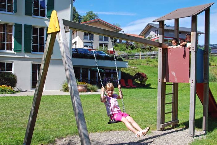 Für Ihre Kinder ist viel Platz rund ums Haus in unserem großen Garten