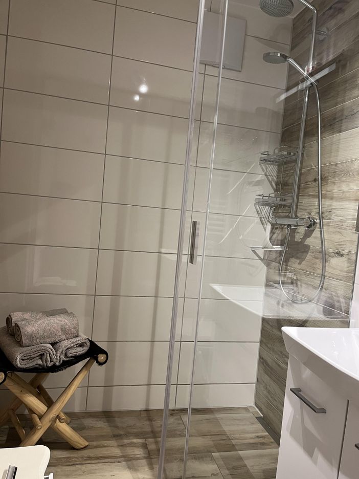 Großzügige Regendusche