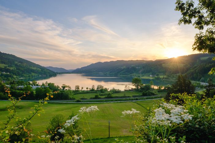 Sonnenuntergang mit Blick auf den großen Alpsee