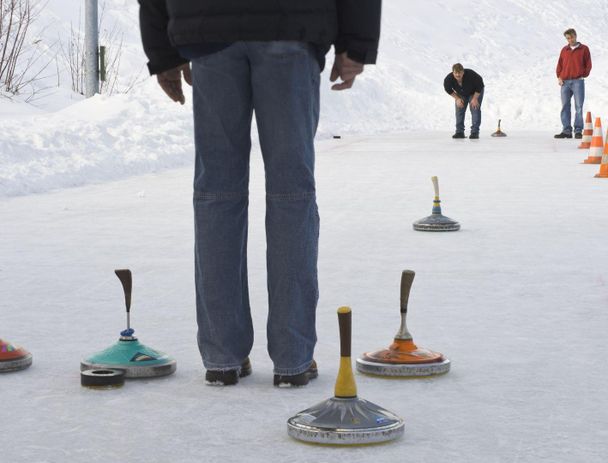 Eisstockschießen auf dem Natureisplatz in Fischen