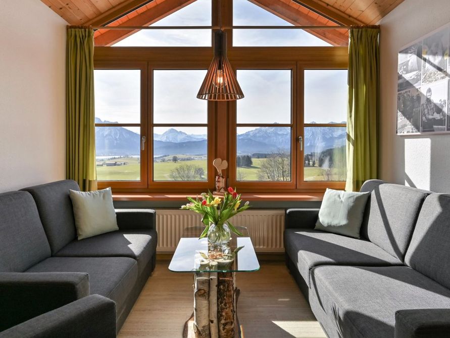 berghofkinker-panoramablick-wohnzimmer