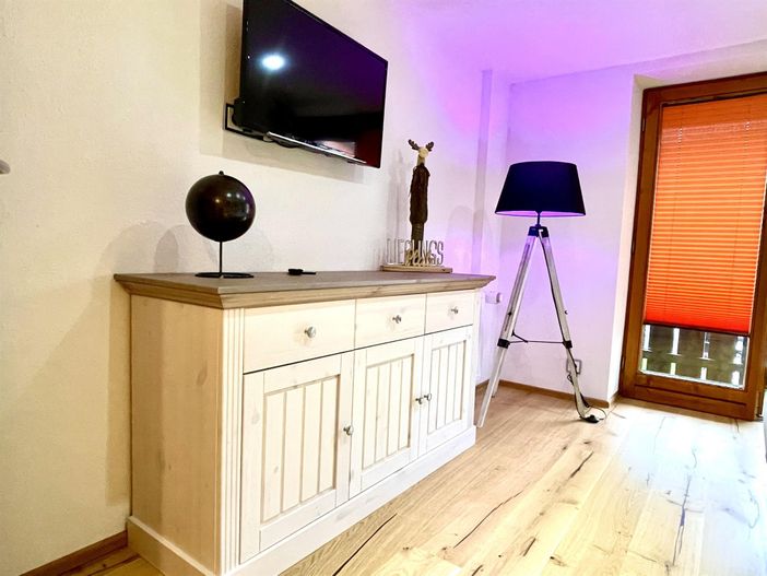 Kleines Zimmer mit Schlafsofa
