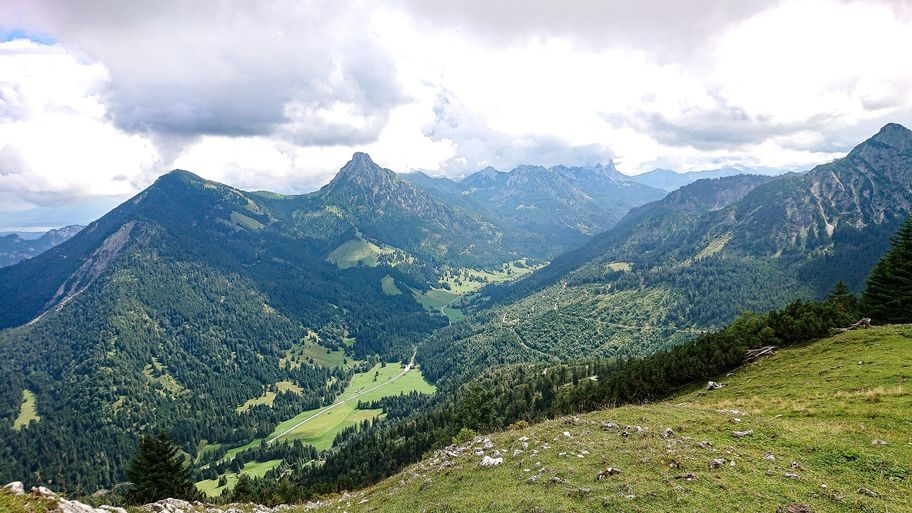 Ausblick vom Schönkahler in Richtung Tirol