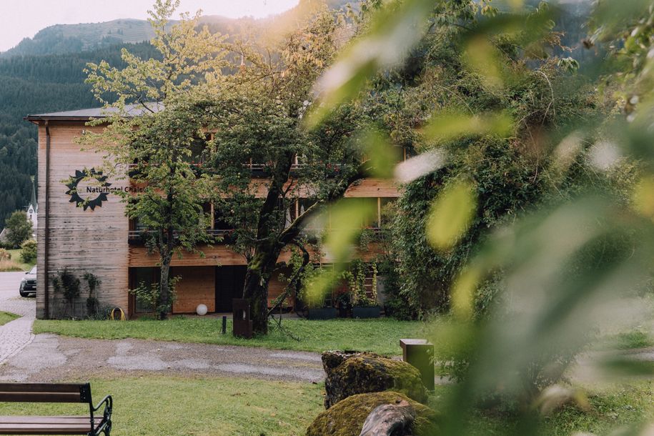 naturhotel_chesa_valisa_sommer_außenfassade_chalet