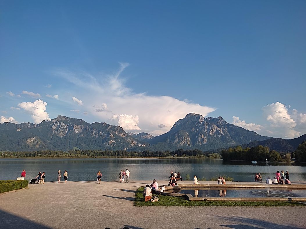Festspielhaus Füssen mit Blick auf den Forggensee