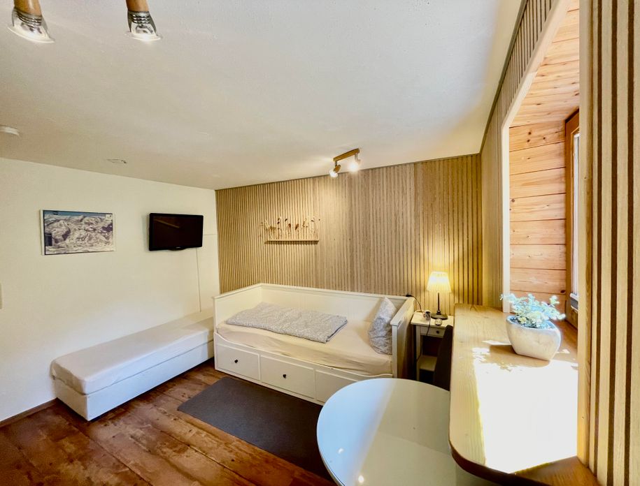 Schlafzimmer 5 2x Einzelbetten 1x ausziehbar, TV