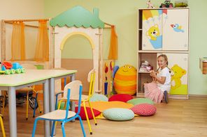 Spielzimmer mit Kleinkindbereich