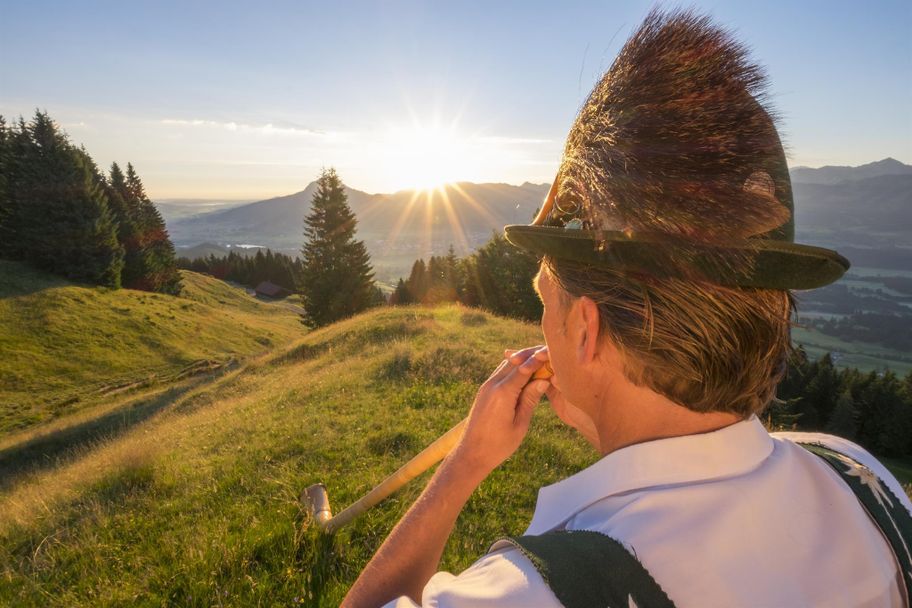 Alphornspieler zum Sonnenaufgang am Ofterschwanger
