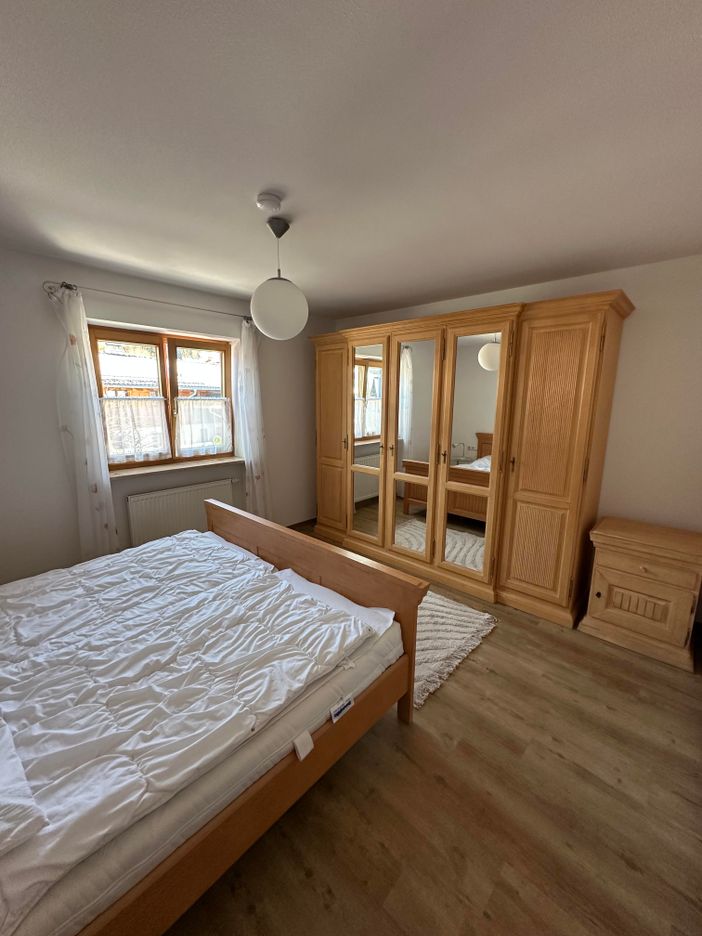 Hauptschlafzimmer mit Kingsize-Bett und Bergblick
