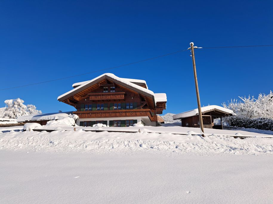 Haus mit Gartenhaus im Winter