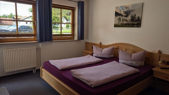 Schlafzimmer mit Ehebett und TV