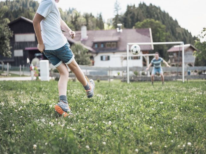 Beim Bergbauern Zeller_Fußball spielen_Torschütze