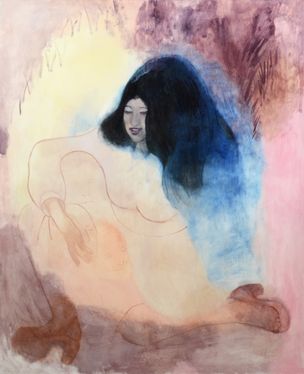 Eine Frauenfigur in gehockter Haltung ist mittig sichtbar. Sie scheint aus einem rosa-blauen Farbnebel aufzutauchen.