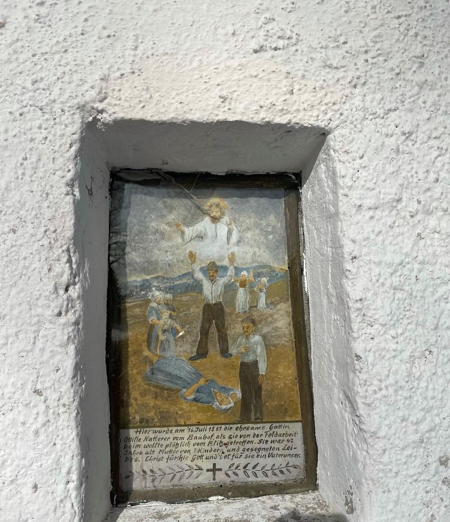 Geschichtliche Tafel an der Kapelle