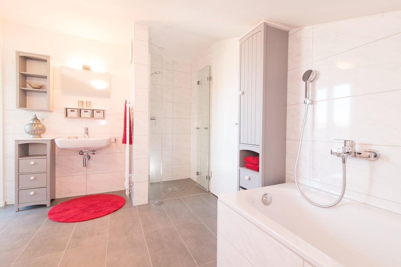 Schönes geräumiges Bad mit Dusche und Wanne