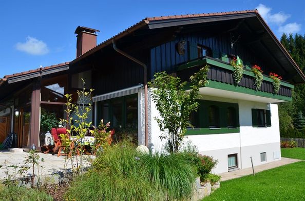 Hausansicht mit Balkon und Terrasse