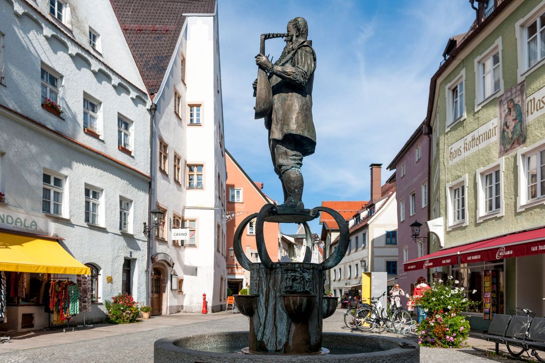 Web_Version-Geigen-Lauten-Denkmal Füssen © bayern.by_Gregor Lengler