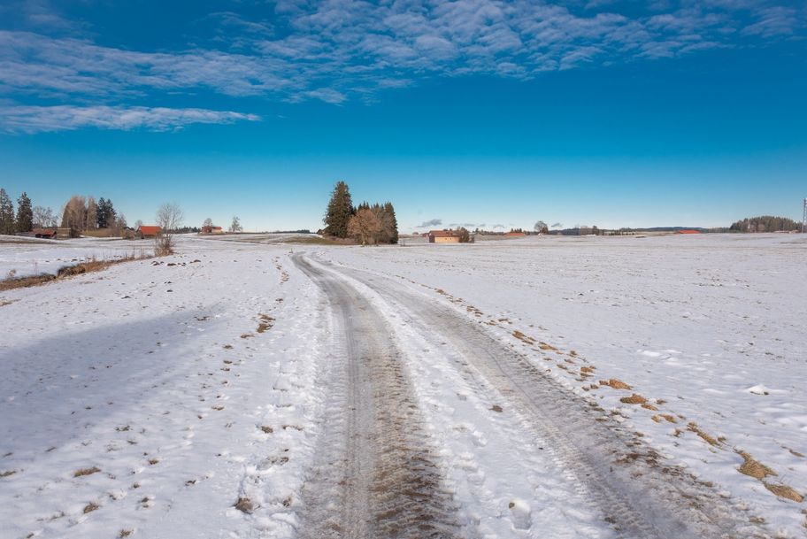 Über einen verschneiten Feldweg geht es zurück Richtung Dorf (Lengenwang).