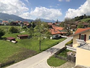 Ausblick vom Balkon zum Dorf