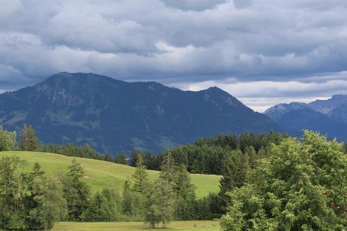 Die Aussicht zum Grünten mit "Gewitterstimmung"