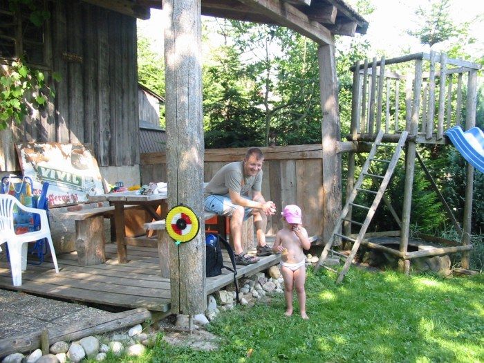 Für Ihre Kinder ist viel Platz rund ums Haus in unserem großen Garten