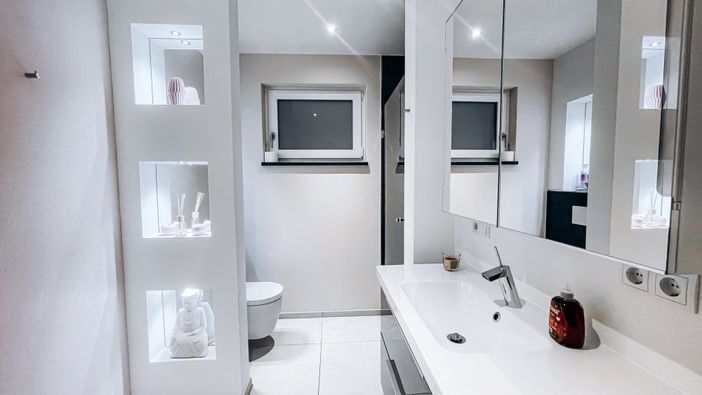 Bad mit Dusche und Waschmaschine