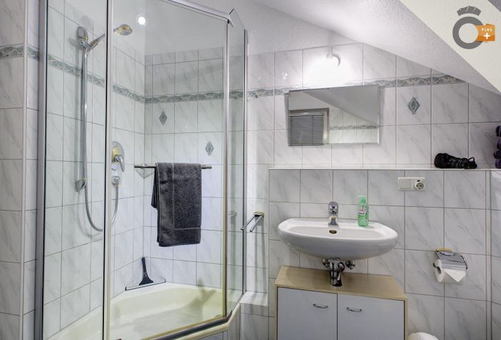 Großes Badezimmer (SZ2) mit Dusche und ...