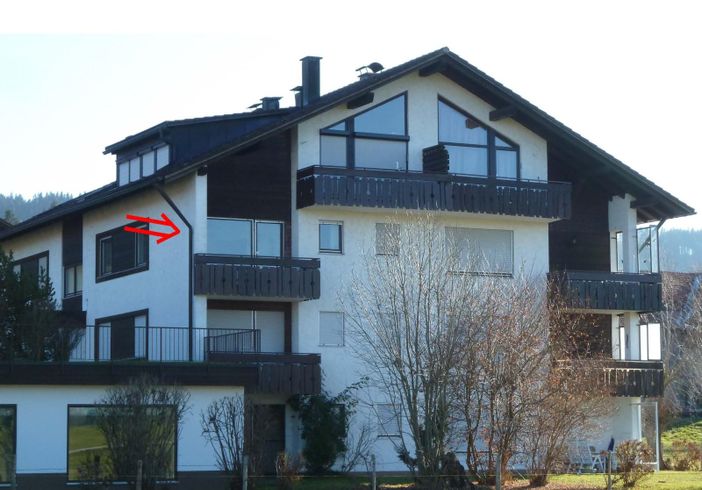 Blick auf Haus und Balkon