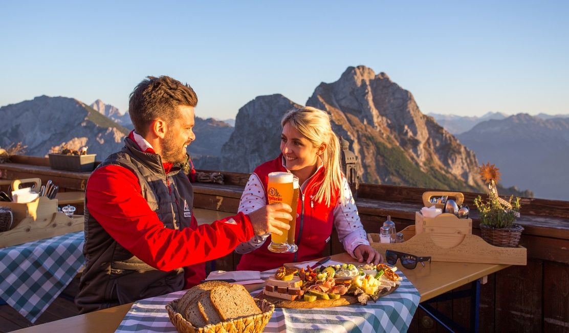 Brotzeit auf der Sonnenterrasse der Ostlerhütte