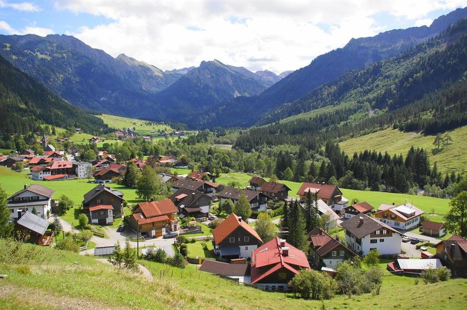 Ausblick auf das Bergdorf Hinterstein
