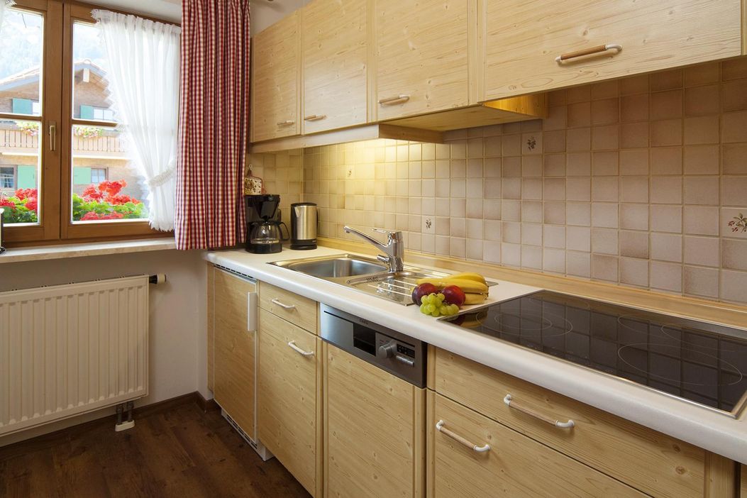 Küche mit Spülmaschine