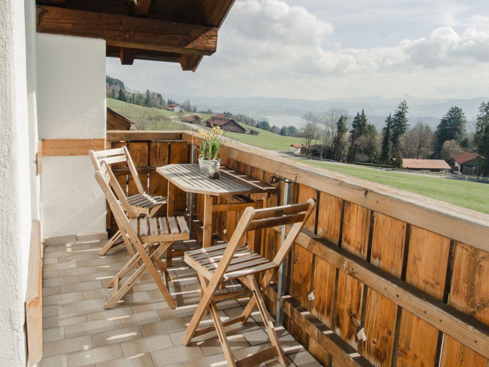 Südbalkon mit wundervollem Panorama der Wohnungen Gänseblümchen und Sonnenblume