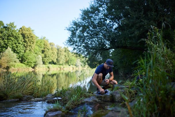 Wasserflasche wieder auftanken