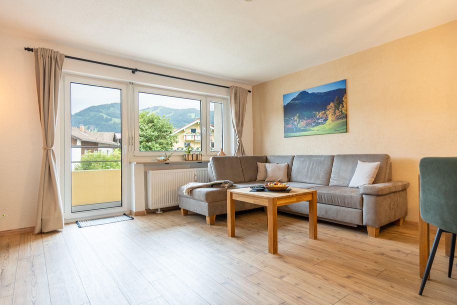 Gemütliches_Wohnzimmer_mit_Blick_auf_die_Berge