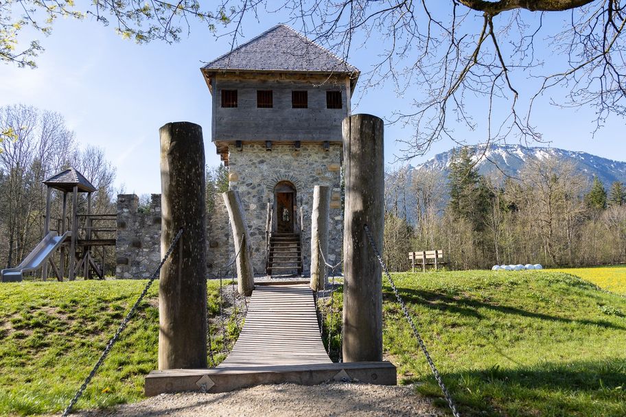Ritterspielplatz mit kleiner "Burg"