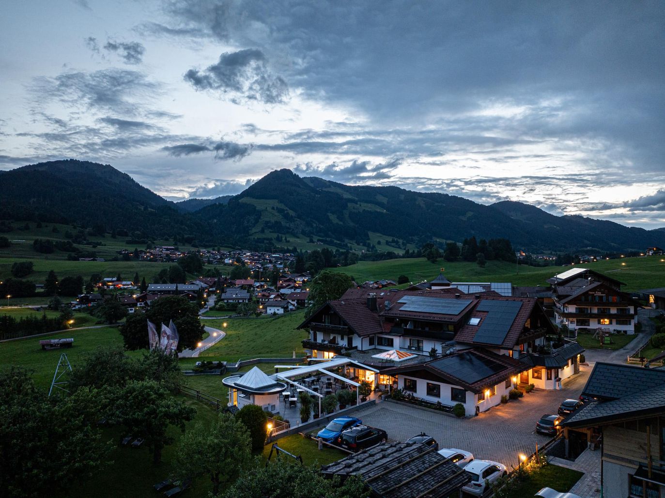 Außen-Aufnahme Drohne abends