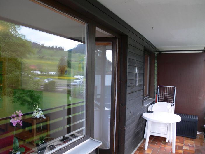 Balkon mit Gartenmöbeln
