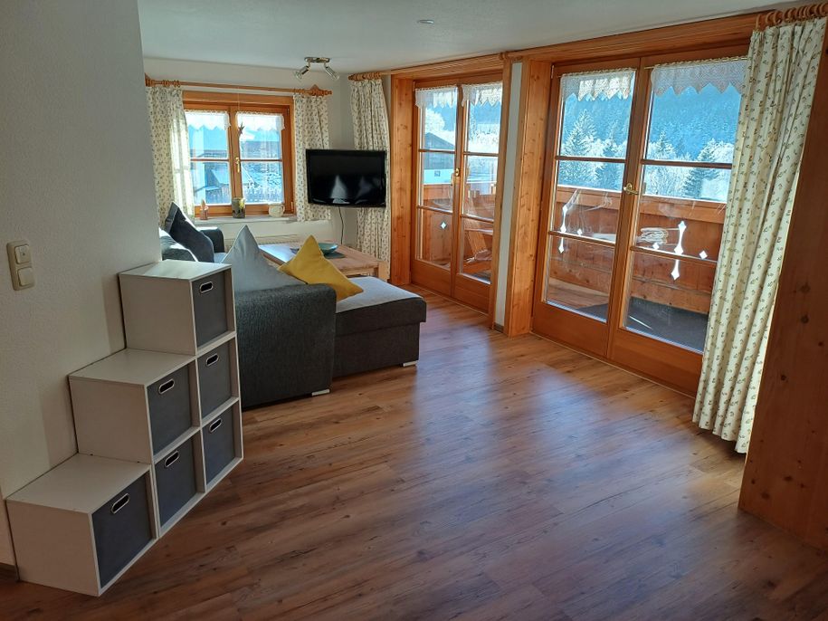 große Fenster mit freiem Bergblick