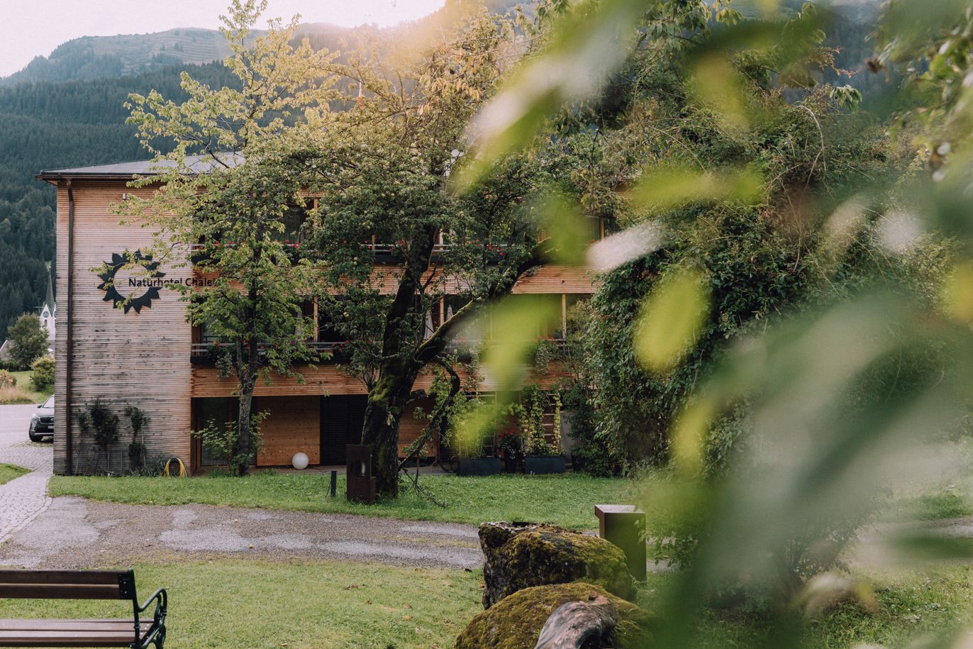 naturhotel_chesa_valisa_sommer_außenfassade_chalet