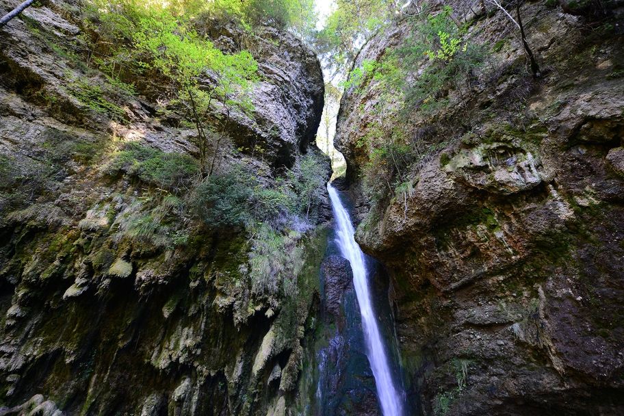 Wasserfall und Felswand